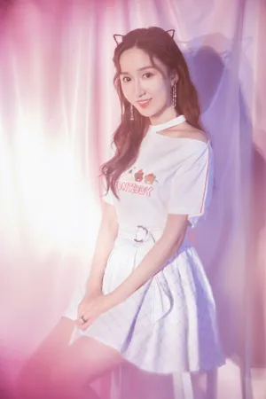 娄艺潇格子短裙性感写真图片_3