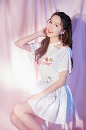 娄艺潇格子短裙性感写真图片_4