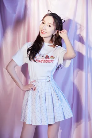 娄艺潇格子短裙性感写真图片_6