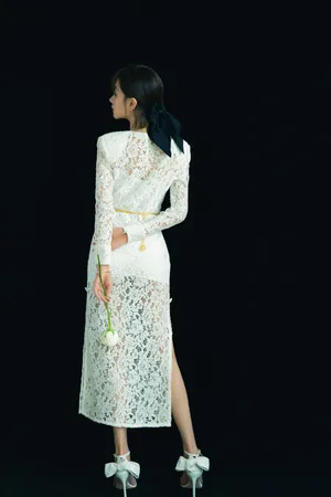 万茜白色蕾丝裙性感写真图片_2