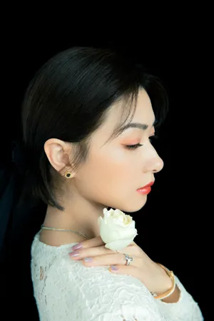 万茜白色蕾丝裙性感写真图片_3