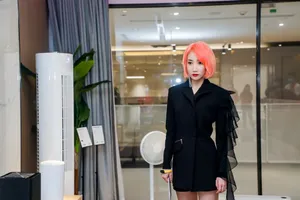 乃万小米品牌活动照性感图片_4