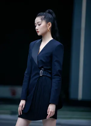 关晓彤黑西装裙高马尾利落干练写真图片_5