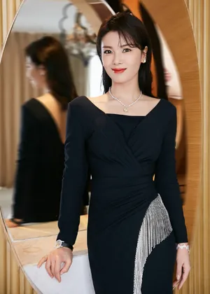 刘涛黑色开叉裙性感写真图片