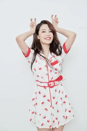 李沁唇印裙时尚性感写真图片