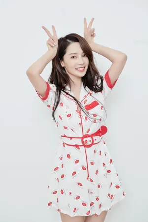 李沁唇印裙时尚性感写真图片_2