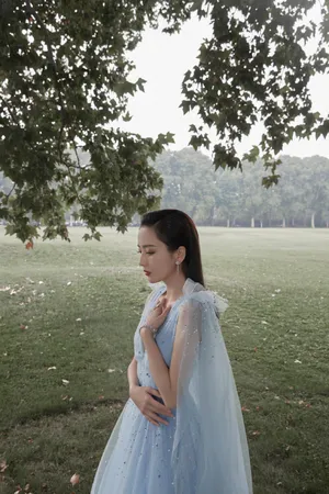佟丽娅水雾蓝星光裙优雅写真图片_1