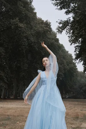 佟丽娅水雾蓝星光裙优雅写真图片_3