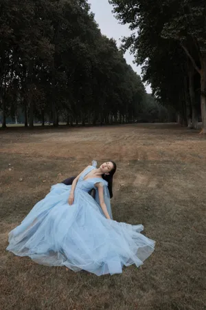 佟丽娅水雾蓝星光裙优雅写真图片_5