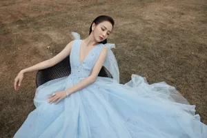 佟丽娅水雾蓝星光裙优雅写真图片_6