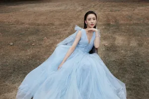 佟丽娅水雾蓝星光裙优雅写真图片_7