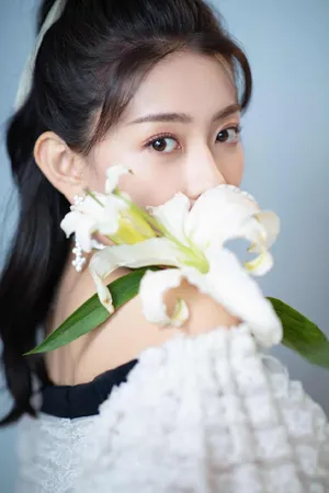 梁洁泡泡袖公主裙甜美写真图片