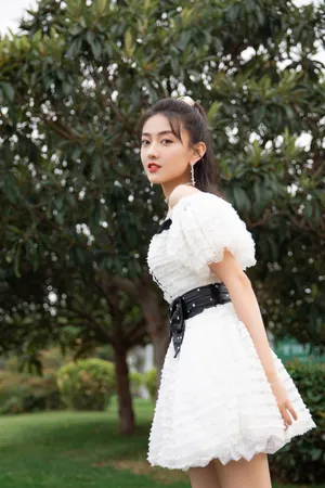 梁洁泡泡袖公主裙甜美写真图片_2