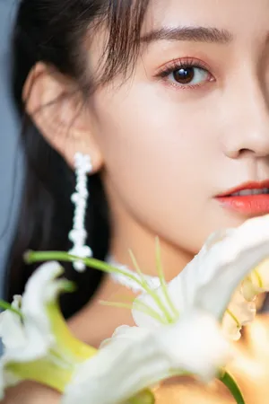 梁洁泡泡袖公主裙甜美写真图片_3