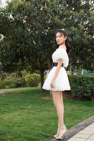 梁洁泡泡袖公主裙甜美写真图片_4