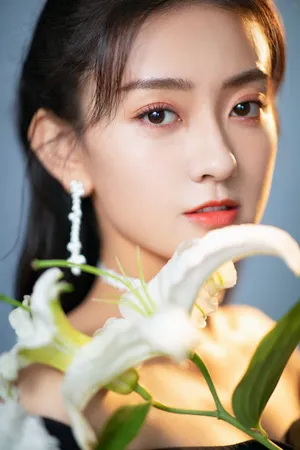 梁洁泡泡袖公主裙甜美写真图片_5