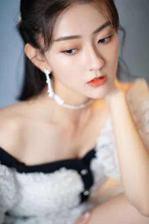 梁洁泡泡袖公主裙甜美写真图片_6