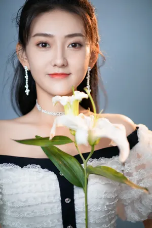梁洁泡泡袖公主裙甜美写真图片_9