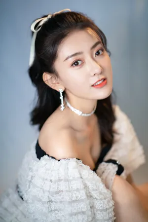 梁洁泡泡袖公主裙甜美写真图片_11