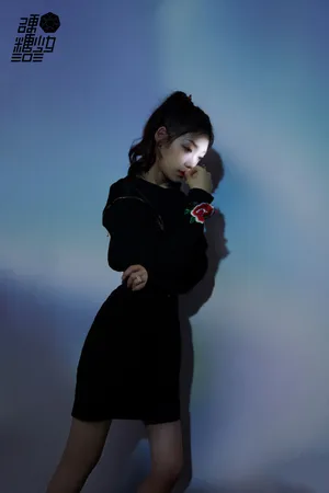 希林娜依·高酷飒黑裙写真图片