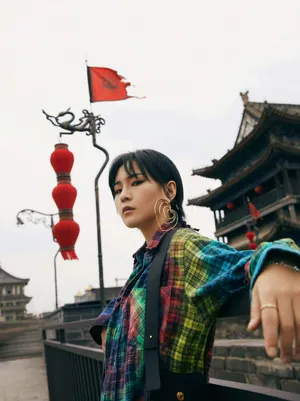 周笔畅心形耳环性感图片写真_3