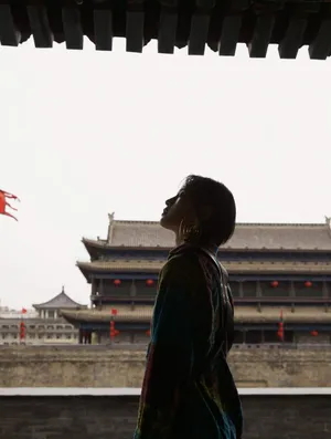 周笔畅心形耳环性感图片写真_5