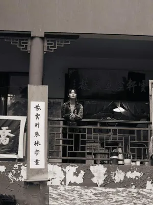 周笔畅心形耳环性感图片写真_10