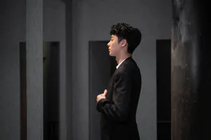 王鹤棣休闲风初秋帅气图片写真_3