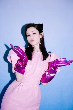 哈妮克孜粉色泡泡袖连衣裙性感图片写真_8