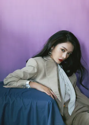 傅菁卷发红唇冷艳写真图片_6