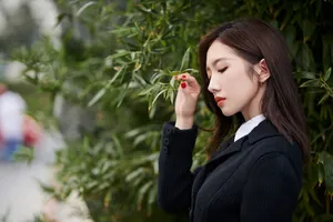 孟美岐西装长裙性感图片写真