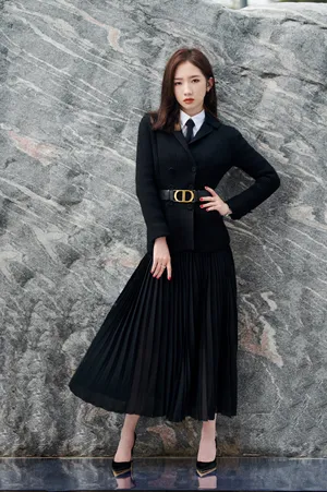 孟美岐西装长裙性感图片写真_3