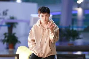 易烊千玺卫衣阳光出镜眼神超A现场照图片