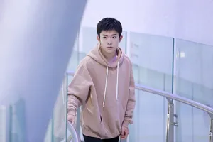 易烊千玺卫衣阳光出镜眼神超A现场照图片_2