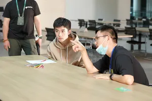 易烊千玺卫衣阳光出镜眼神超A现场照图片_5