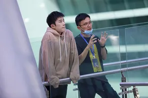 易烊千玺卫衣阳光出镜眼神超A现场照图片_6
