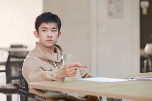 易烊千玺卫衣阳光出镜眼神超A现场照图片_7