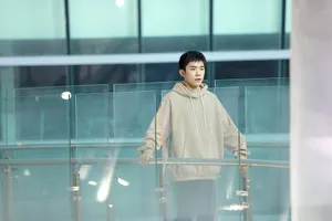 易烊千玺卫衣阳光出镜眼神超A现场照图片_8