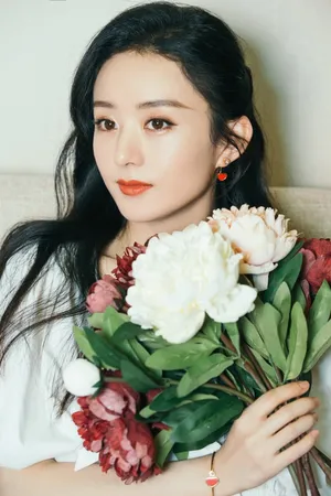 赵丽颖手捧花束清新风甜美撩人写真图片