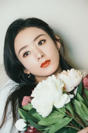 赵丽颖手捧花束清新风甜美撩人写真图片