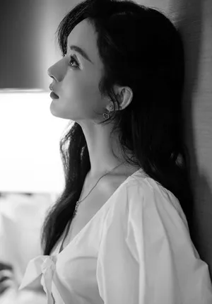 赵丽颖手捧花束清新风甜美撩人写真图片_2