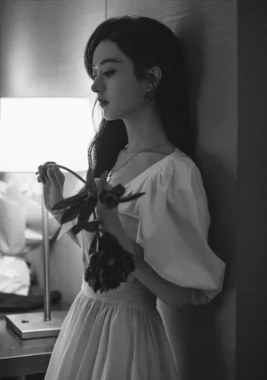 赵丽颖手捧花束清新风甜美撩人写真图片_3