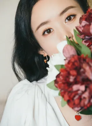 赵丽颖手捧花束清新风甜美撩人写真图片_4