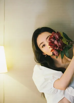 赵丽颖手捧花束清新风甜美撩人写真图片_5