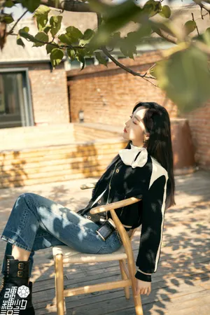 王艺瑾棒球夹克休闲简约写真图片_4