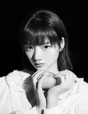 演员任敏气质性感写真图片