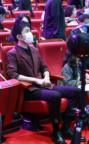 易烊千玺酒红色西装黑衬衫帅气逼人现场照图片