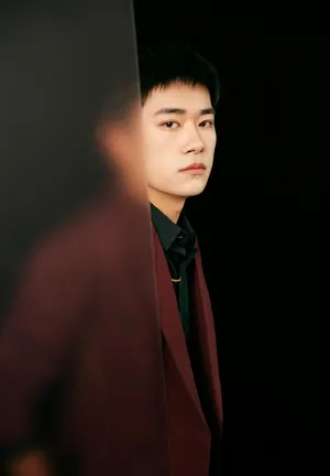 易烊千玺酒红色西装黑衬衫帅气逼人现场照图片_3