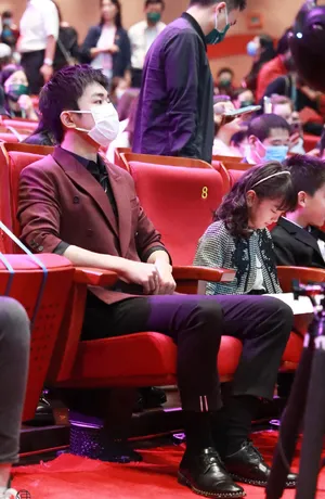 易烊千玺酒红色西装黑衬衫帅气逼人现场照图片_8