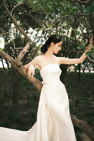 陈都灵白色抹胸裙性感写真图片_2